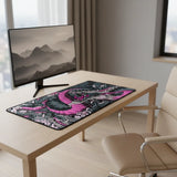 Tapis de Souris Gaming Dragon Néon Rose & Noir - XXL sur un bureau avec un écran d'ordinateur en arrière-plan.