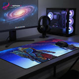 Tapis de Souris Gaming God of War - Kratos & Atreus Édition Cosmique - XXL sur un bureau gaming avec ordinateur.