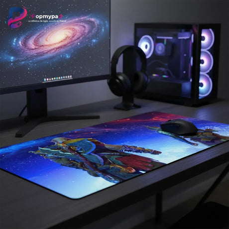 Tapis de Souris Gaming God of War - Kratos & Atreus Édition Cosmique - XXL sur un bureau gaming avec ordinateur.