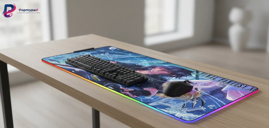 Tapis de Souris Gaming RGB - Final Fantasy XV Edition Noctis & Luna sur un bureau avec clavier et souris.