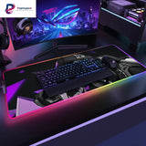 Tapis de Souris Gaming Valorant - Killjoy Edition (Style Tech-Noir & Violet) avec clavier et souris sur un bureau moderne.