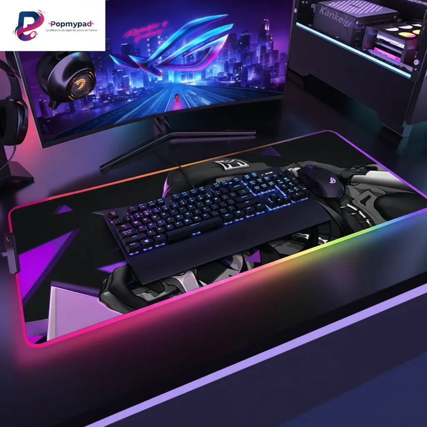 Tapis de Souris Gaming Valorant - Killjoy Edition (Style Tech-Noir & Violet) avec clavier et souris sur un bureau moderne.