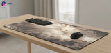 Tapis de Souris Gaming & Bureau — Renard Kitsune Zen — Design Japonais Épuré sur un bureau avec clavier et souris.