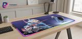 Tapis de Souris RGB Dissidia Final Fantasy NT - Édition Onion Knight sur un bureau moderne avec un éclairage dynamique.