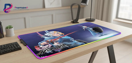 Tapis de Souris RGB Dissidia Final Fantasy NT - Édition Onion Knight sur un bureau moderne avec un éclairage dynamique.