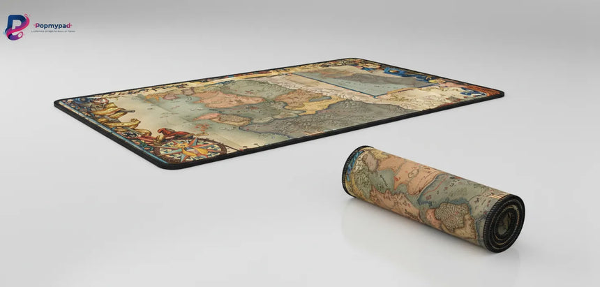Tapis de Souris The Witcher - Édition Carte du Continent - XXL affichant une belle carte ancienne enroulée.
