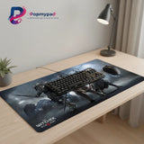 Tapis de Souris The Witcher - Édition Dark Minimalist "Wild Hunt" sur un bureau avec clavier et souris.