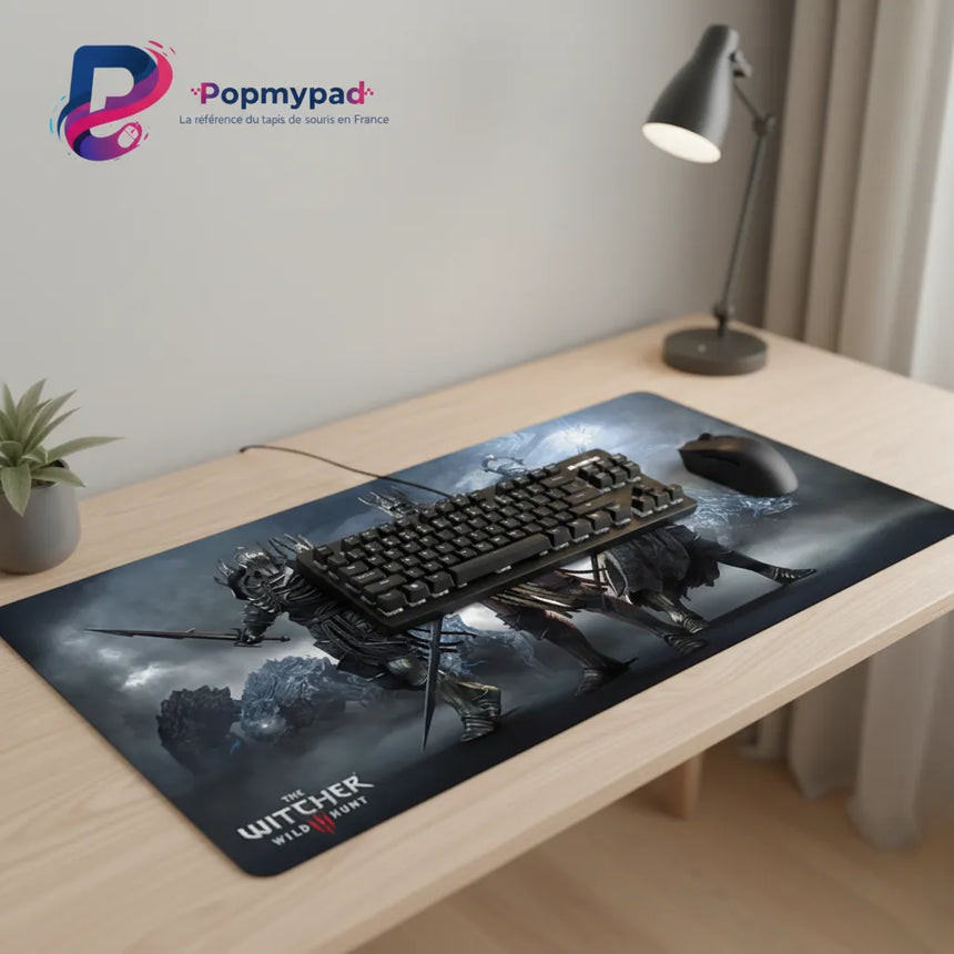 Tapis de Souris The Witcher - Édition Dark Minimalist "Wild Hunt" sur un bureau avec clavier et souris.
