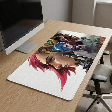 Tapis de Souris XXL Arcane - Édition Limitée League of Legends Jinx & Vi sur un bureau en bois.