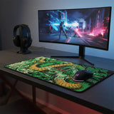 Tapis de Souris XXL Dragon Japonais - Édition Émeraude & Or Impérial sur un bureau moderne avec écran gaming.