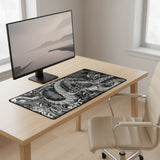 Tapis de Souris XXL Dragon Japonais - Édition Monochrome Impériale sur un bureau moderne avec un écran.