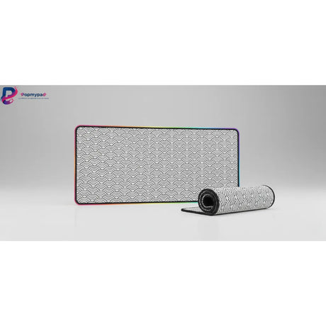 Tapis de Souris XXL Seigaiha - Design Japonais Zen & Bordure RGB Lumineuse, avec motif vagues en noir et blanc.