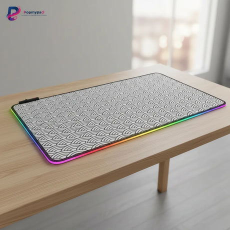 Tapis de Souris XXL Seigaiha - Design Japonais Zen & Bordure RGB Lumineuse sur un bureau en bois.