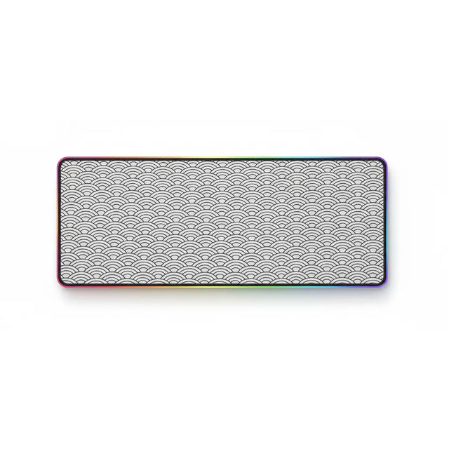 Tapis de Souris XXL Seigaiha - Design Japonais Zen & Bordure RGB Lumineuse avec motif Seigaiha noir et blanc.