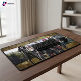 Tapis de Souris XXL The Witcher 3 - Édition Légendes du Continent avec un clavier sur un bureau en bois.