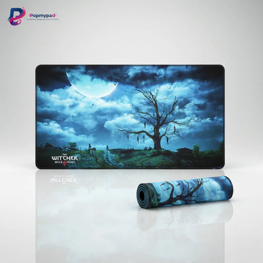 Tapis de Souris XXL The Witcher 3 - Édition Sous la Lune de Velen avec illustration de paysage nocturne.