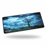 Tapis de Souris XXL The Witcher 3 - Édition Sous la Lune de Velen avec une illustration nocturne mystique.