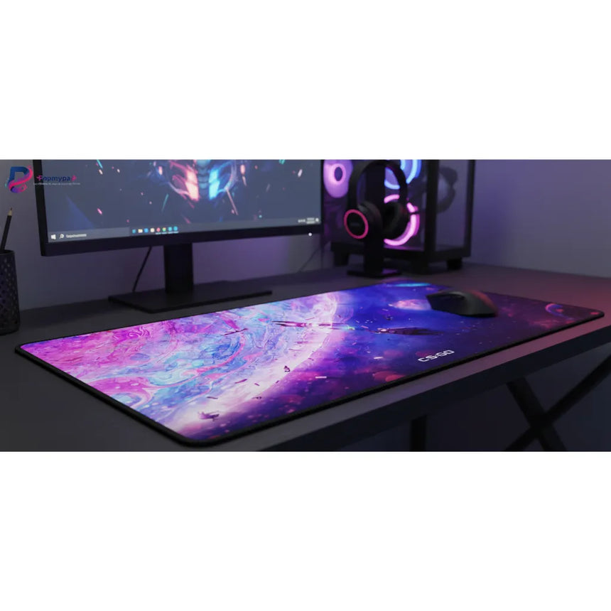 Tapis de souris CS:GO Edition Interstellar - Précision Cosmique & Glisse Ultime sur un bureau avec écran de gaming.