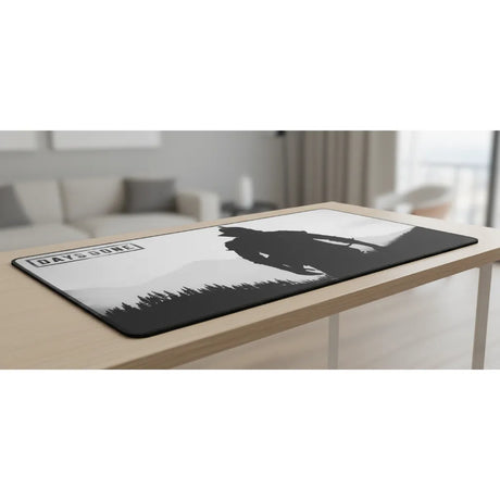 Tapis de souris Days Gone - Edition Survivalist Monochrome avec design en noir et blanc sur une table.