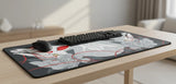 Tapis de souris Design Kitsune Japonais - Sérénité Zen & Minimaliste sur bureau avec clavier et souris.