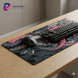 Tapis de Souris XXL Dragon Japonais - Rose & Anthracite avec clavier et souris sur bureau en bois