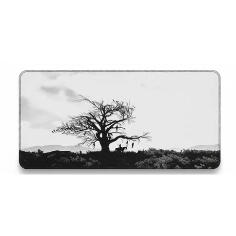 Tapis de souris Gamer XXL The Witcher 3 - Édition Performance & Master Setup avec un arbre noir et paysage épique.