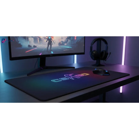 Tapis de souris Gaming CS:GO Neon Edition - Précision Esport & Glisse Ultime sur un bureau de gaming.