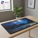 Tapis de souris Gaming Days Gone - Édition Farewell Nocturne sur une table, illustrant un paysage nocturne inspiré du jeu.