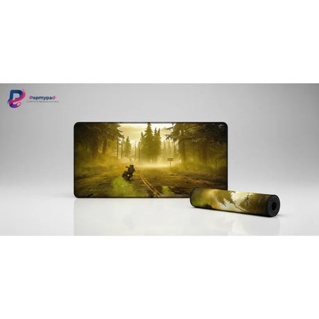 Tapis de souris Gaming Days Gone - Édition Road Survival (XXL & Précision) avec Deacon St. John en forêt brumeuse.