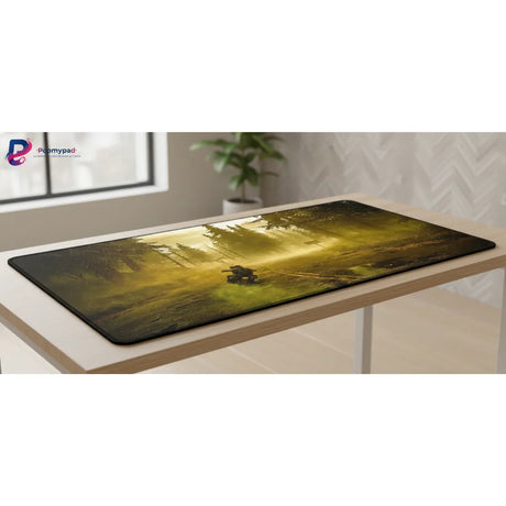 Tapis de souris Gaming Days Gone - Édition Road Survival (XXL & Précision) sur un bureau avec forêt brumeuse en arrière-plan.