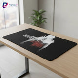 Tapis de souris Gaming Days Gone - Silhouette Nomad Edition XXL sur une table en bois avec un design post-apocalyptique.
