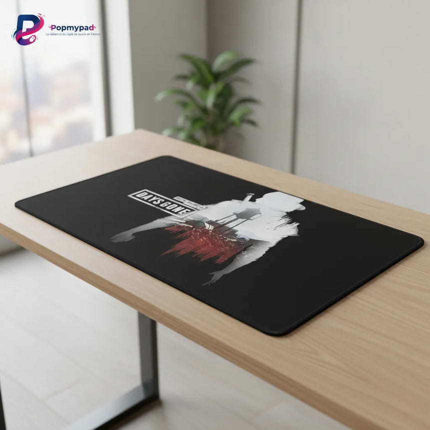 Tapis de souris Gaming Days Gone - Silhouette Nomad Edition XXL sur une table en bois avec un design post-apocalyptique.