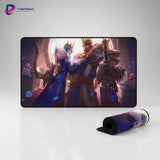 Tapis de souris Gaming Garen - League of Legends - Demacia Tactical Edition avec design de Garen au bureau.