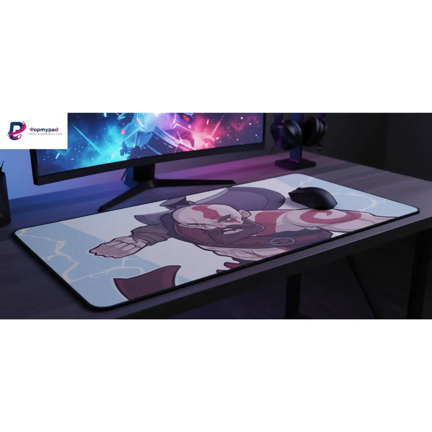 Tapis de souris Gaming God of War - Édition Kratos "Berserker" XXL sur un bureau avec ordinateur.