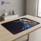 Tapis de souris Gaming God of War - Édition Kratos Puissance & Précision Ultime sur une table moderne.