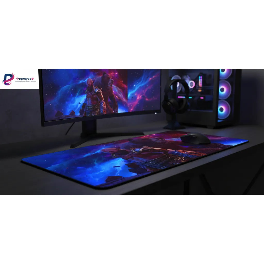 Tapis de souris Gaming God of War - Édition Kratos & Ours Galactique sur un bureau moderne avec écran et accessoires.