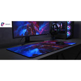 Tapis de souris Gaming God of War - Édition Kratos & Ours Galactique sur un bureau moderne avec écran et accessoires.