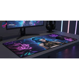 Tapis de souris Gaming Jinx - League of Legends | Édition Chaos Néon sur un bureau avec un éclairage néon.