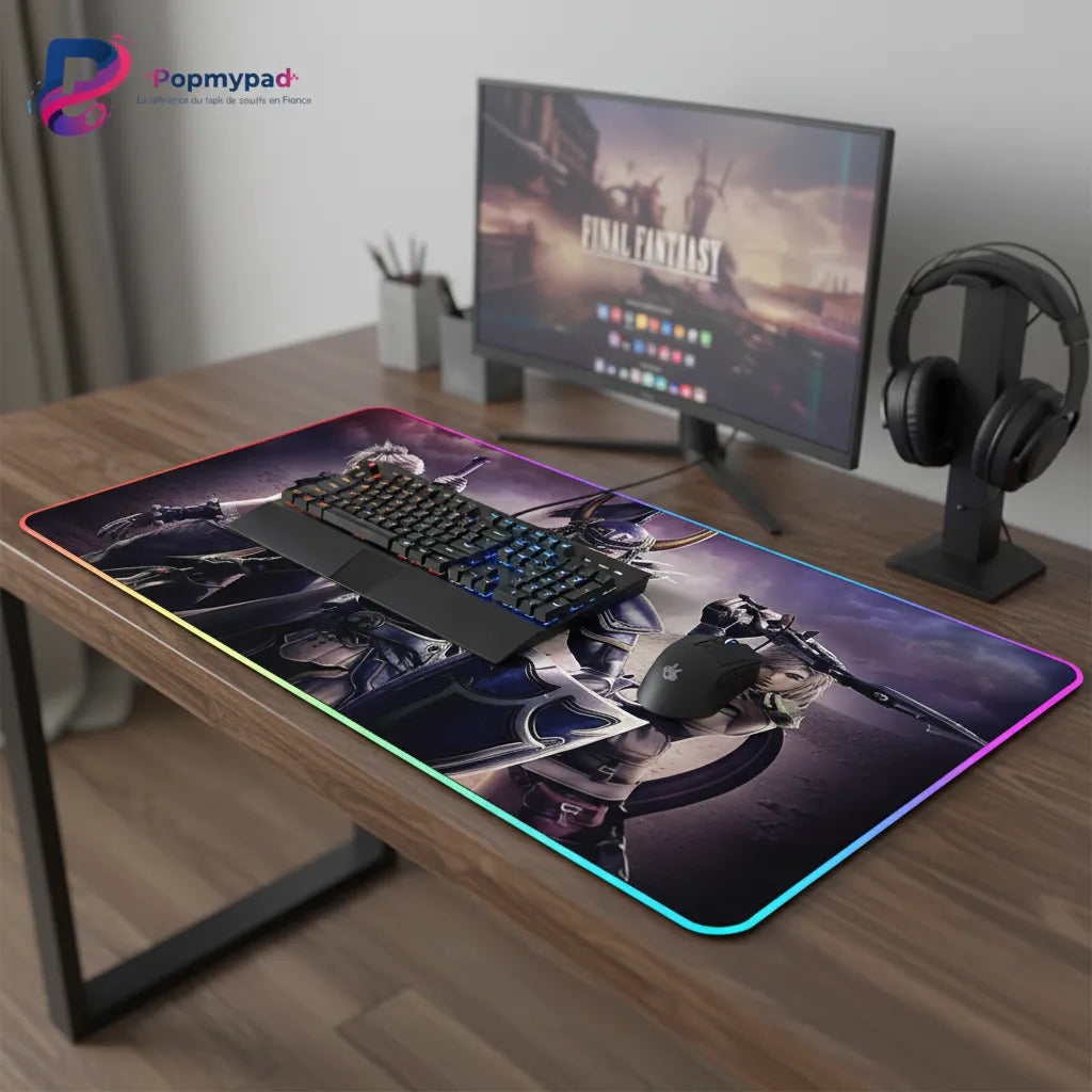 Tapis de souris Gaming RGB - Final Fantasy Legends Edition - Précision & Vitesse sur un bureau avec un ordinateur et un casque.