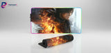 Tapis de souris Gaming RGB - Final Fantasy XVI Edition Clive & Ifrit avec artwork de Clive et Ifrit en arrière-plan.