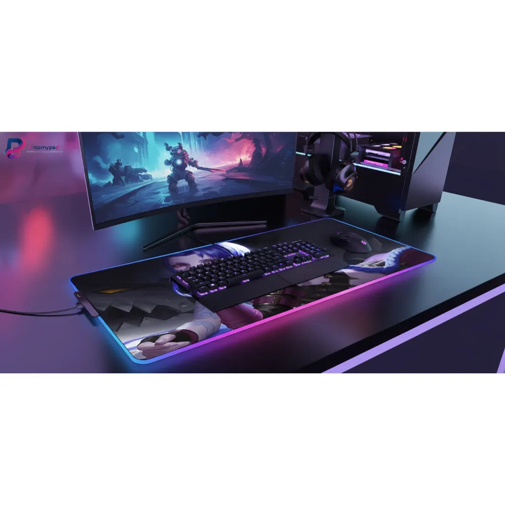 Tapis de souris Gaming RGB Jinx - League of Legends Edition Collector sur un bureau gaming avec clavier et écran.