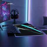 Tapis de souris Gaming RGB Valorant - Édition Cypher Surveillance XXL sur un bureau gaming avec éclairage.