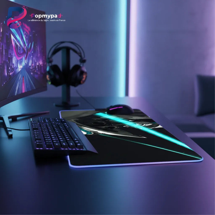 Tapis de souris Gaming RGB Valorant - Édition Cypher Surveillance XXL sur un bureau gaming avec éclairage.