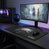 Tapis de souris Gaming The Witcher 3 - Édition Médaillon de l'École du Loup sur un bureau avec écran de jeu.