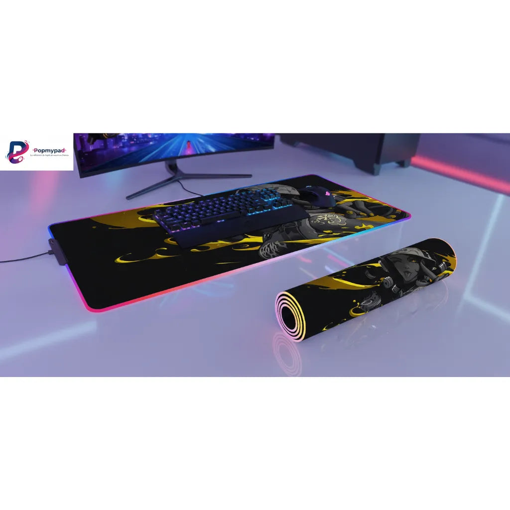 Tapis de souris Gaming Valorant Raze - Édition Limitée Blast Gold XXL RGB sur un bureau de jeu moderne.