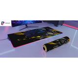 Tapis de souris Gaming Valorant Raze - Édition Limitée Blast Gold XXL RGB sur un bureau de jeu moderne.