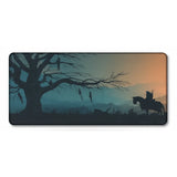 Tapis de souris Gaming XL - The Witcher : L'Arbre du Pendu avec une silhouette de cavalier.