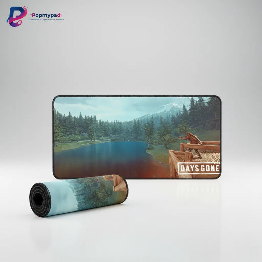 Tapis de souris Gaming XXL - Days Gone : Édition Midnight Sentinel avec paysage de l'Oregon.