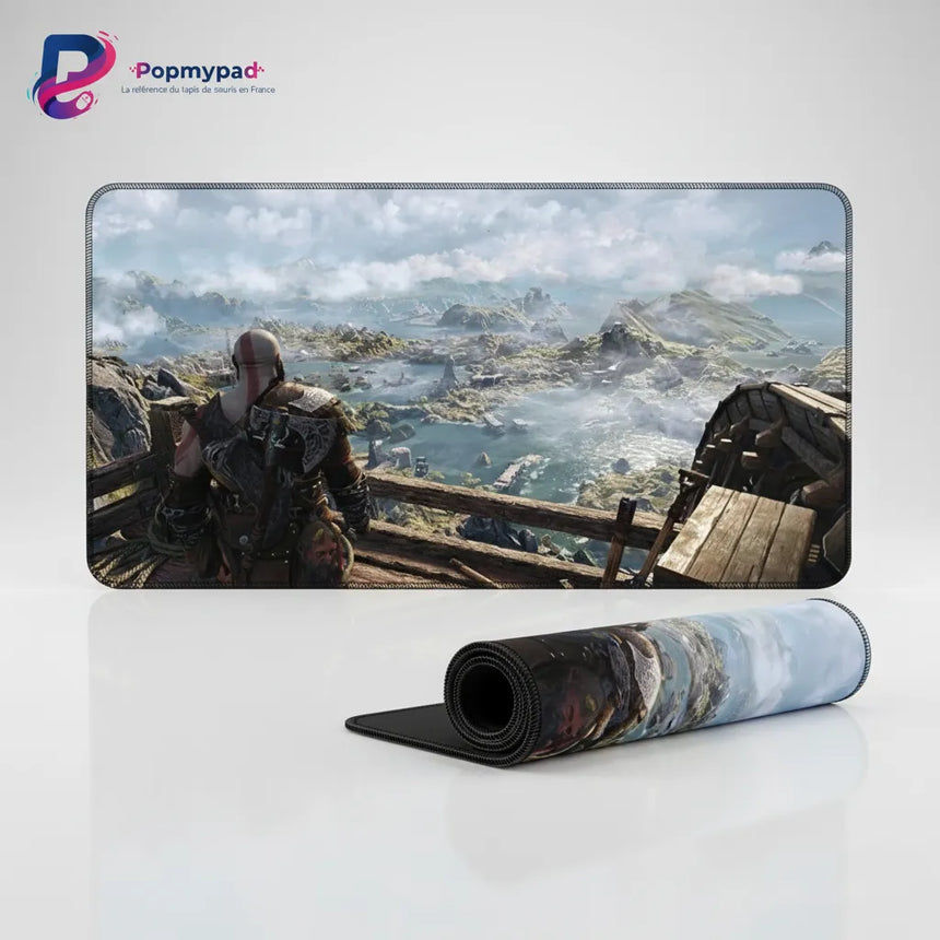 Tapis de souris God of War - L'Épopée de Kratos à Midgard avec Kratos face au Lac des Neuf.