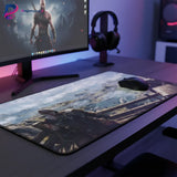 Tapis de souris God of War - L'Épopée de Kratos à Midgard sur un bureau gaming